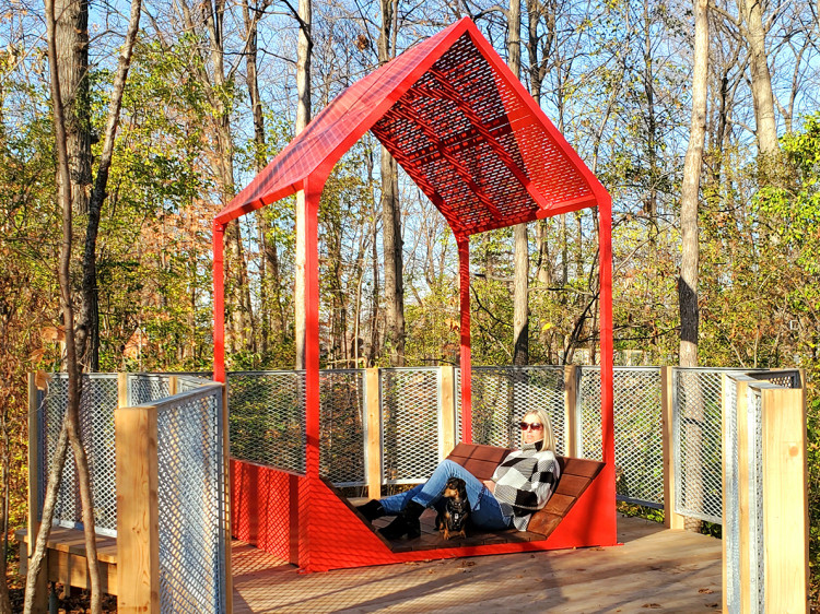 Chaise longue ludique avec abri solaire