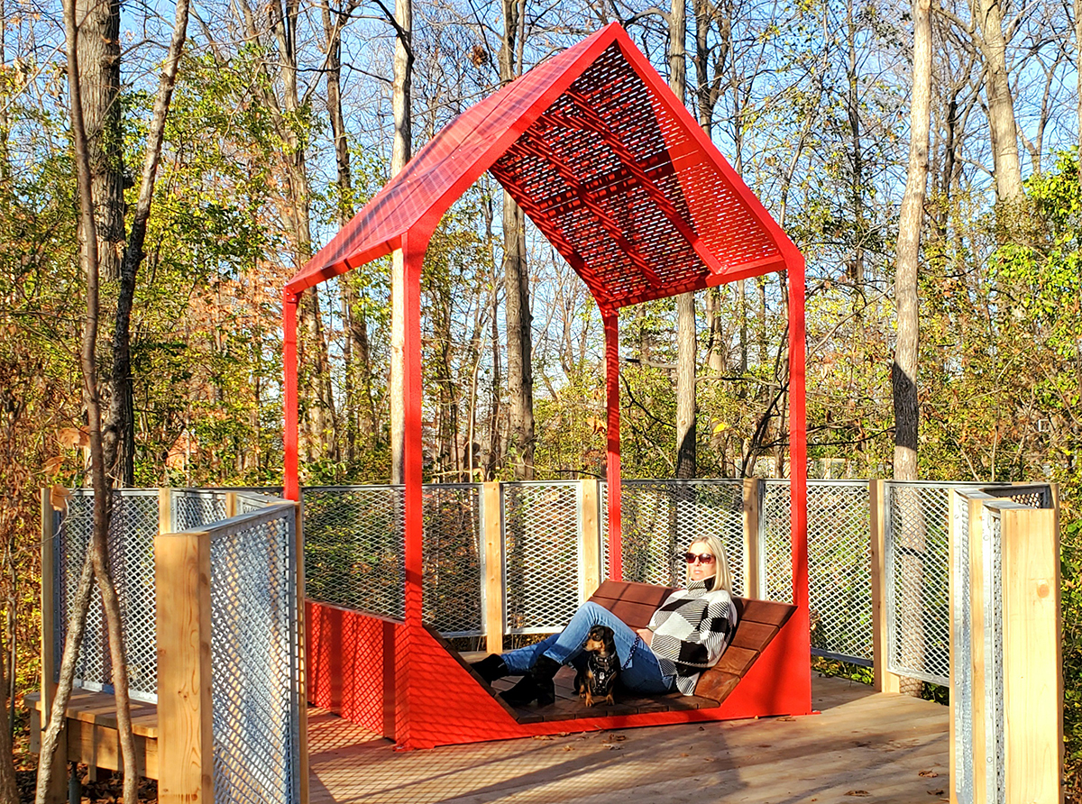 Chaise longue ludique avec abri solaire