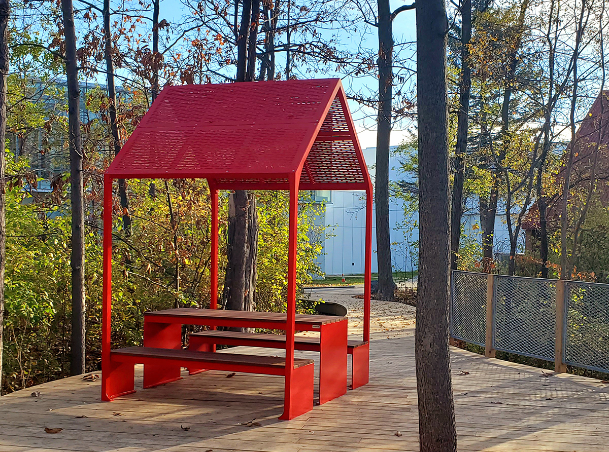 Table pique-nique avec abri solaire