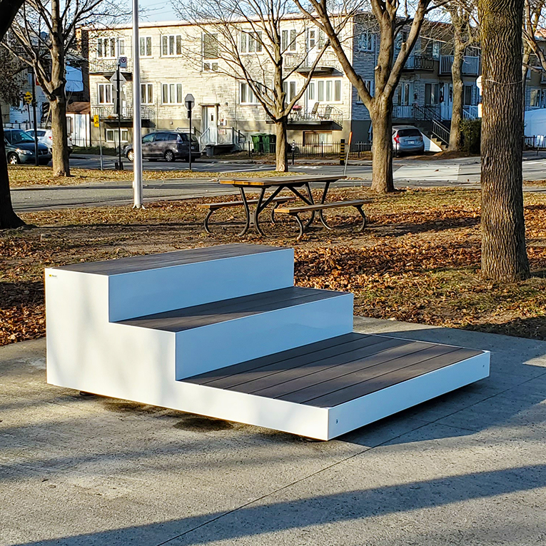 ESTRADE URBAINE - MOBILIER URBAIN - MOBILIER TERRAIN DE JEUX