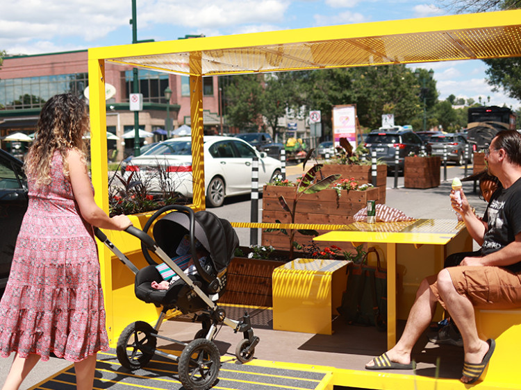 mobilier urbain ludique - rue piétonne - table pique-nique place éphémère
