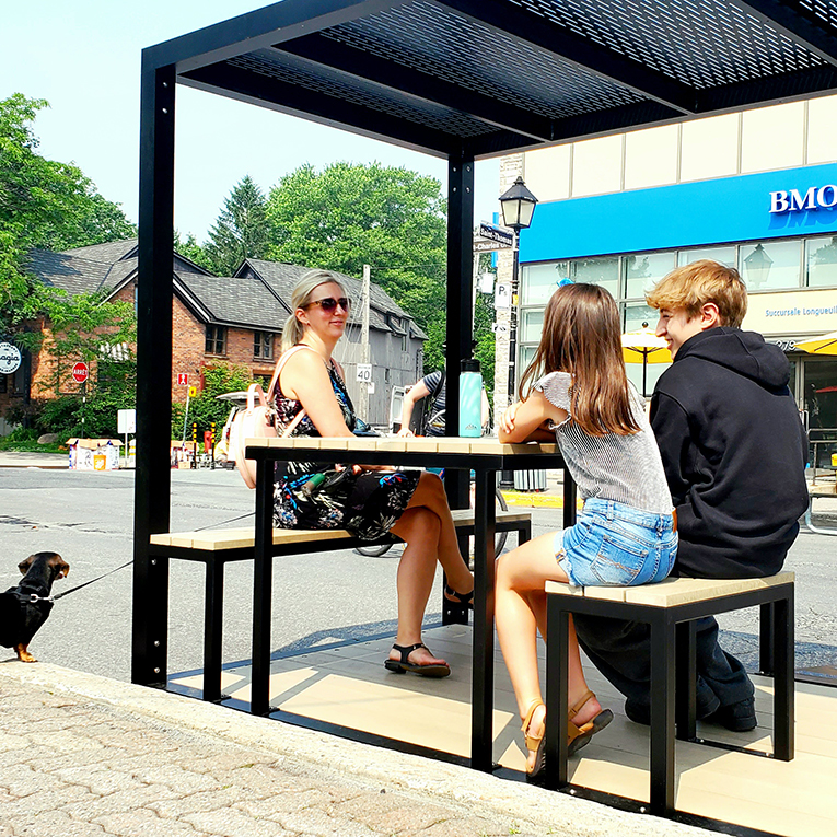 Mobilier urbain transitoire, mobilier piétonnisation des rues, table pique-nique éphémère, mobilier éphémère, place éphémère