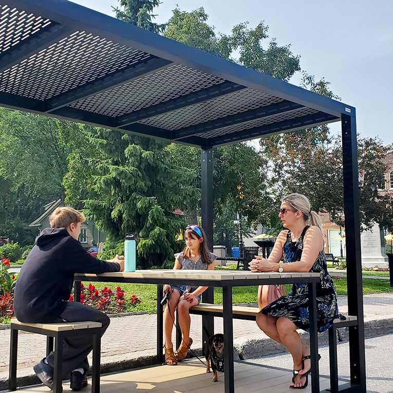 Mobilier urbain transitoire, mobilier piétonnisation des rues, table pique-nique éphémère, mobilier éphémère, place éphémère