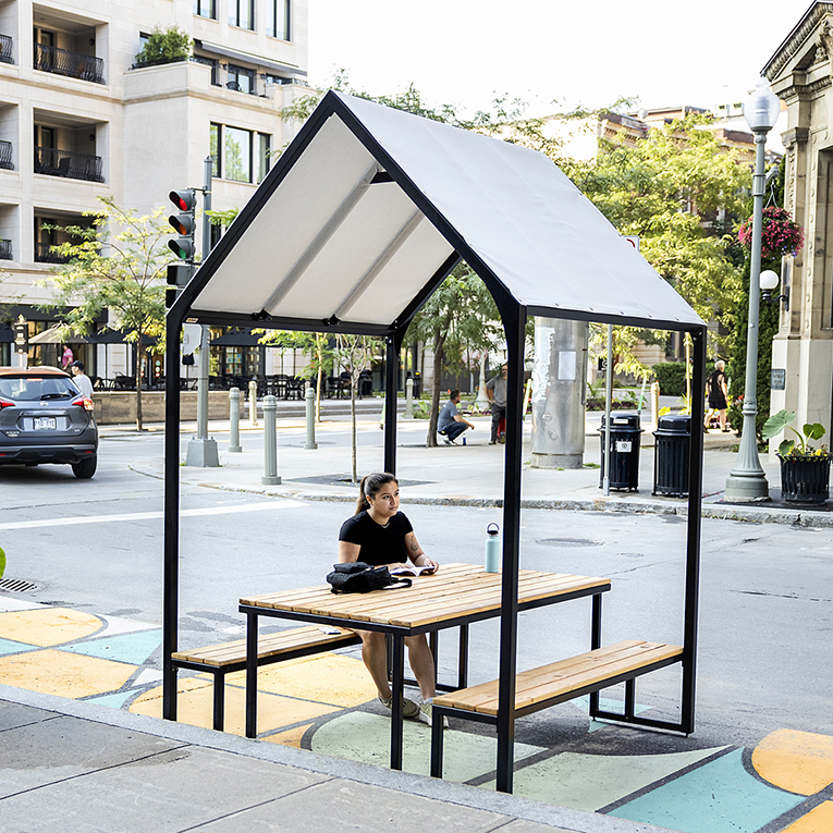 Mobilier urbain transitoire, mobilier piétonnisation des rues, table pique-nique éphémère, mobilier éphémère, place éphémère