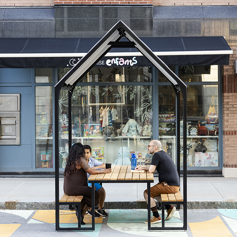 Mobilier urbain transitoire, mobilier piétonnisation des rues, table pique-nique éphémère, mobilier éphémère, place éphémère