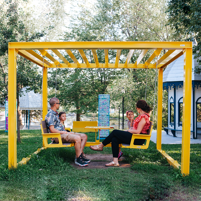 Balancelle urbaine pour 4 personnes avec table - balancelle autoportante