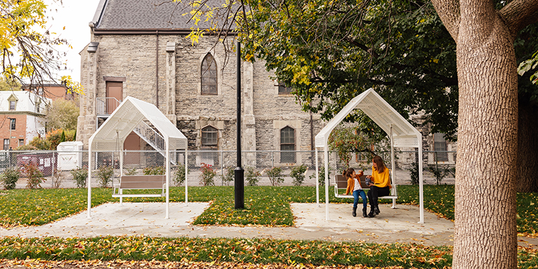 Balançoire urbaine - mobilier urbain avec abri solaire