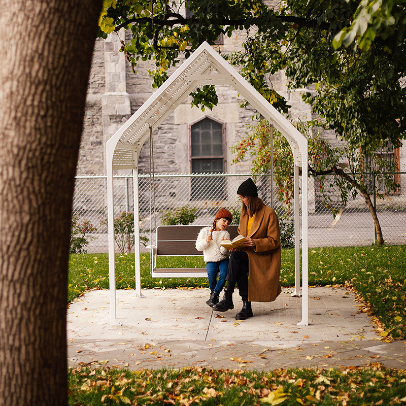 Balançoire urbain - mobilier urbain avec abri solaire