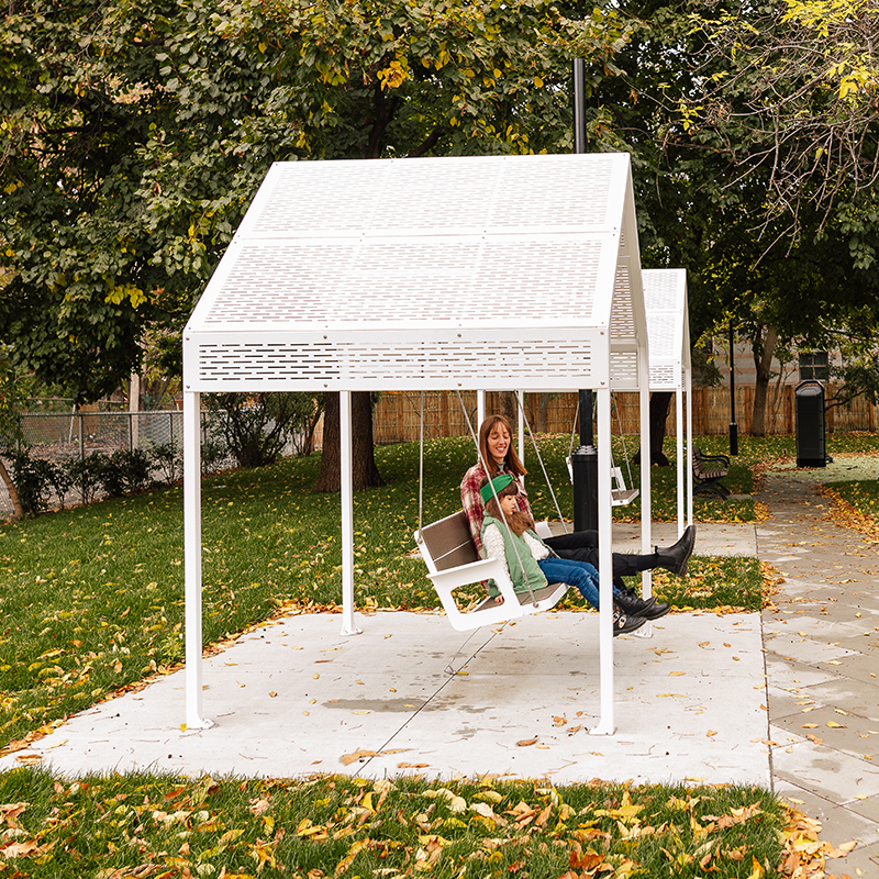 Balançoire urbaine - mobilier urbain avec abri solaire