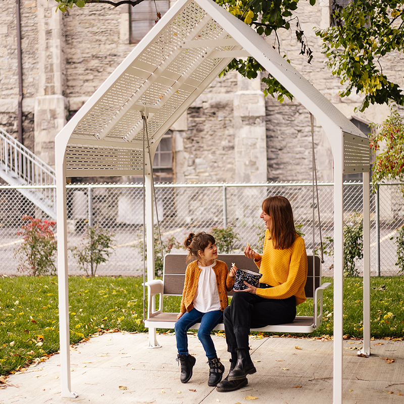 Balançoire urbaine - mobilier urbain avec abri solaire