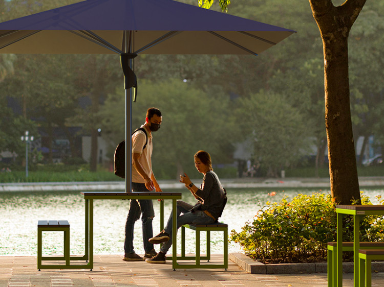 Mobilier urbain amovible avec abri solaire