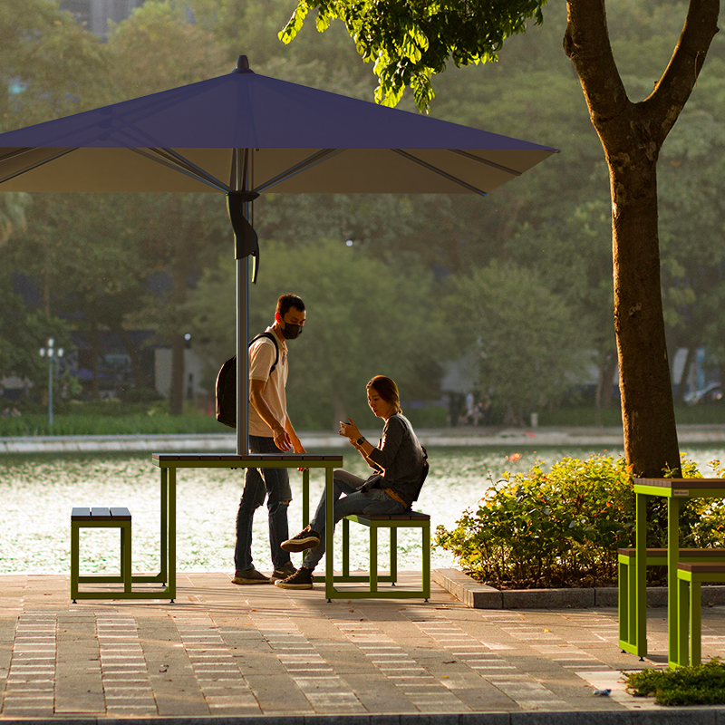 Mobilier urbain amovible avec abri solaire