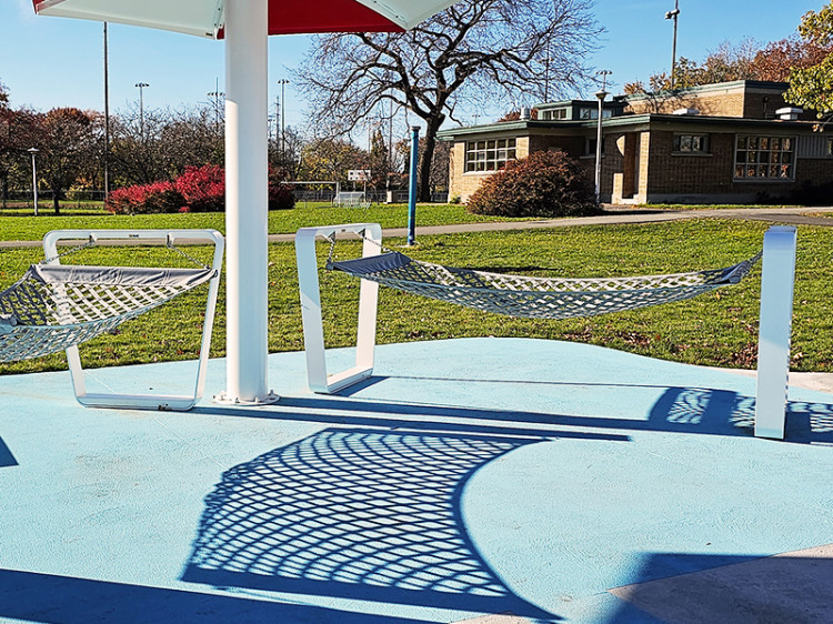 Parasol métallique - hamac urbain - mobilier espace jeux d'eau