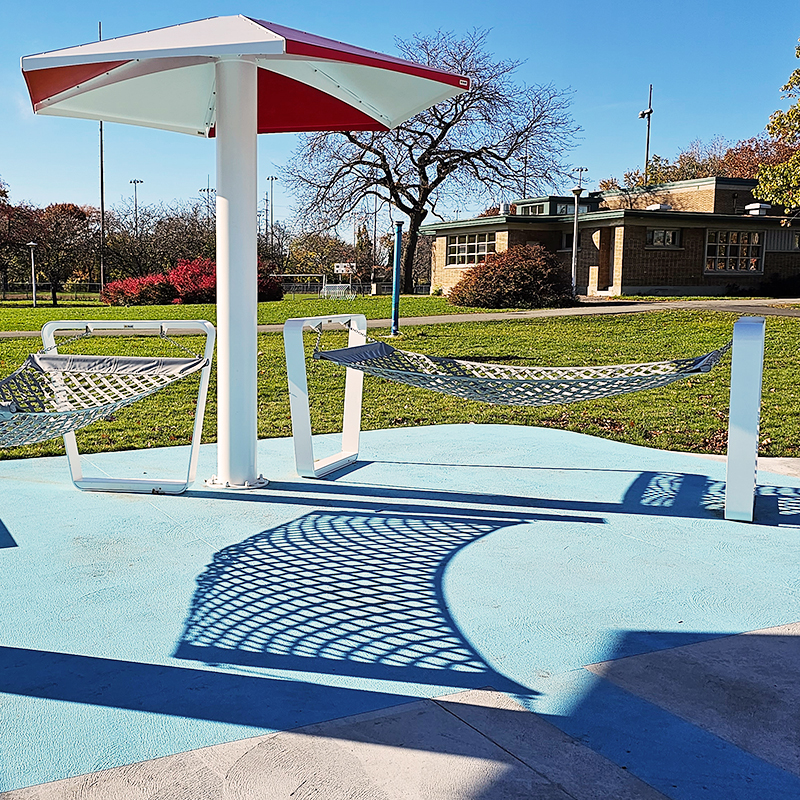 Parasol métallique - hamac urbain - mobilier espace jeux d'eau