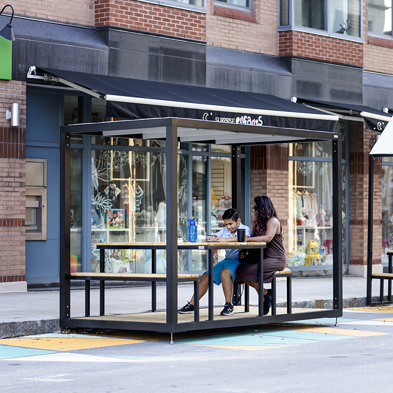 Mobilier urbain transitoire, mobilier piétonnisation des rues, table pique-nique éphémère, mobilier éphémère, place éphémère