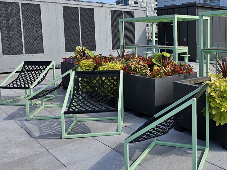 Rooftop furniture for businesses and commercial spaces, Outdoor collaborative furniture, Open-air relaxation area layout, Durable hammock chair for corporate terrace or rooftop, Weather-resistant outdoor furniture for informal meetings, Rooftop gathering and collaboration space, Outdoor break and conversation furniture, Set of lounge-style chairs for open-air meetings, Furniture for hotel rooftops.