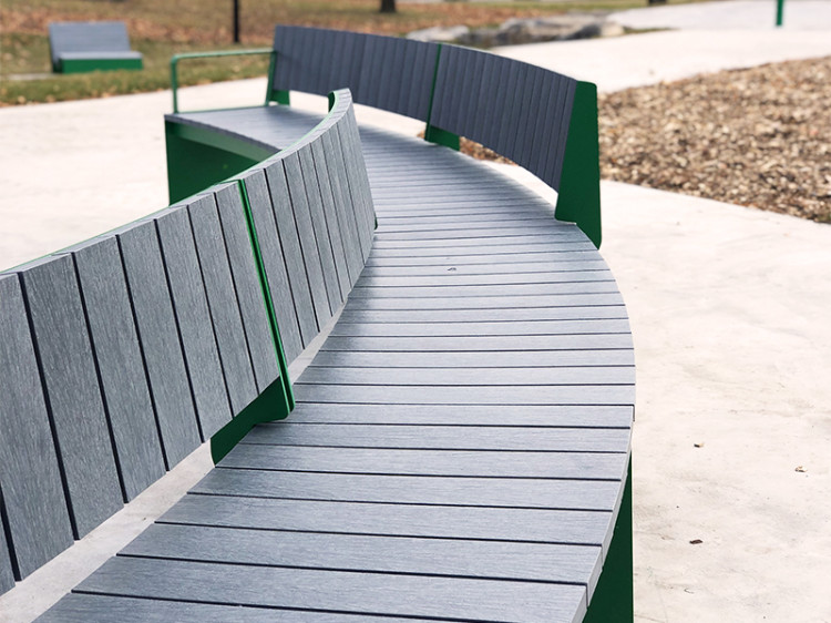 Banc en arc de cercle dans un contexte de parc urbain. Mobilier urbain. | Spaaz Curved Bench with backrest.