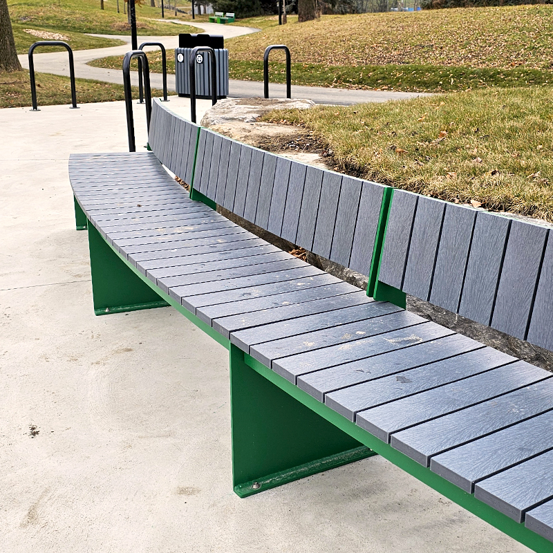 Banc en arc de cercle dans un contexte de parc urbain. Mobilier urbain. | Spaaz Curved Bench with backrest.