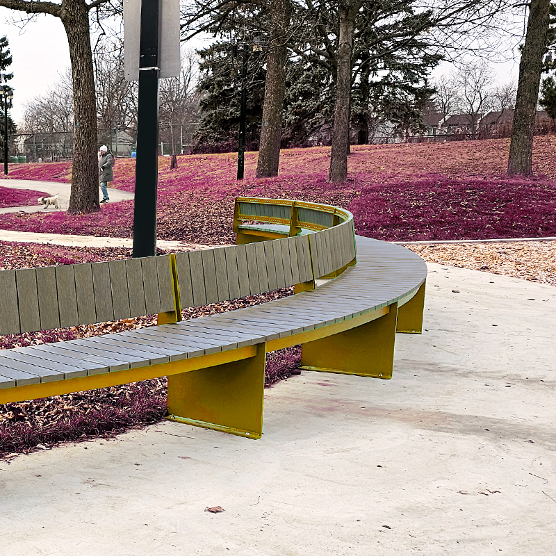 Banc en arc de cercle dans un contexte de parc urbain. Mobilier urbain. | Spaaz Curved Bench with backrest.