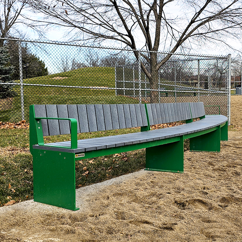 Banc en arc de cercle dans un contexte de parc canin. Mobilier urbain. | Spaaz Curved Bench with backrest in dog parc.