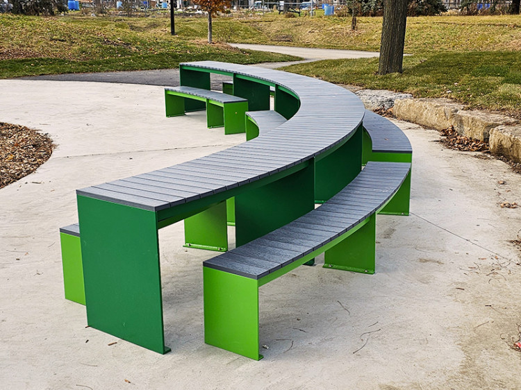 Curved picnic table with universal access - Table en arc de cercle modulaire avec accès universel