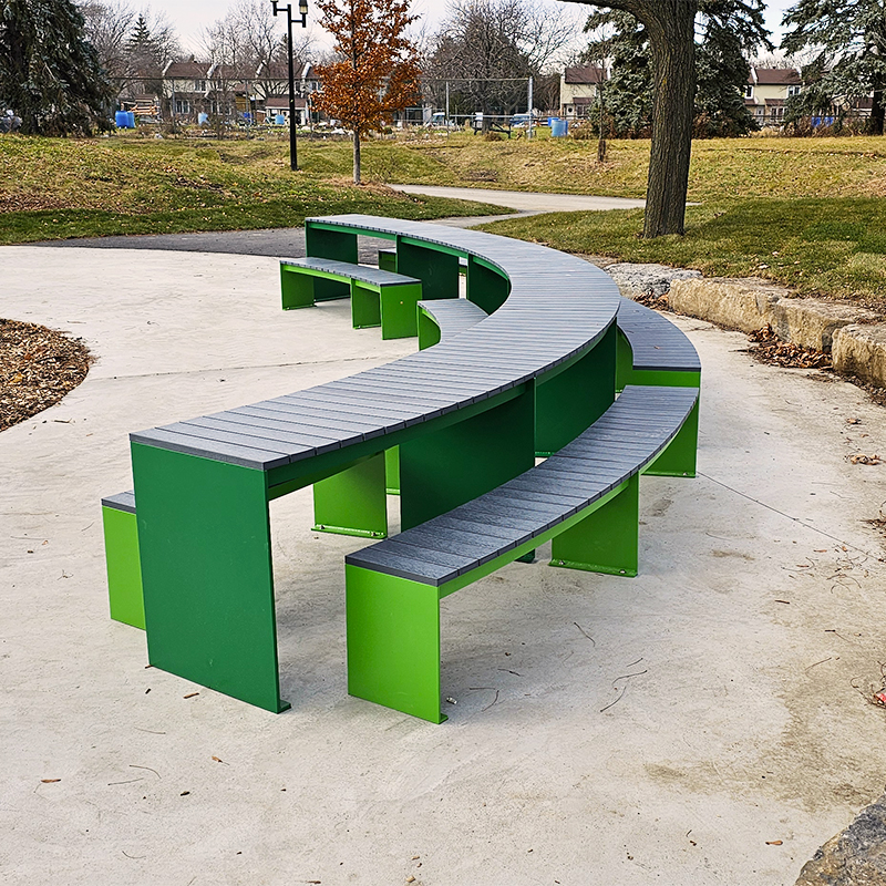 Curved picnic table with universal access - Table en arc de cercle modulaire avec accès universel