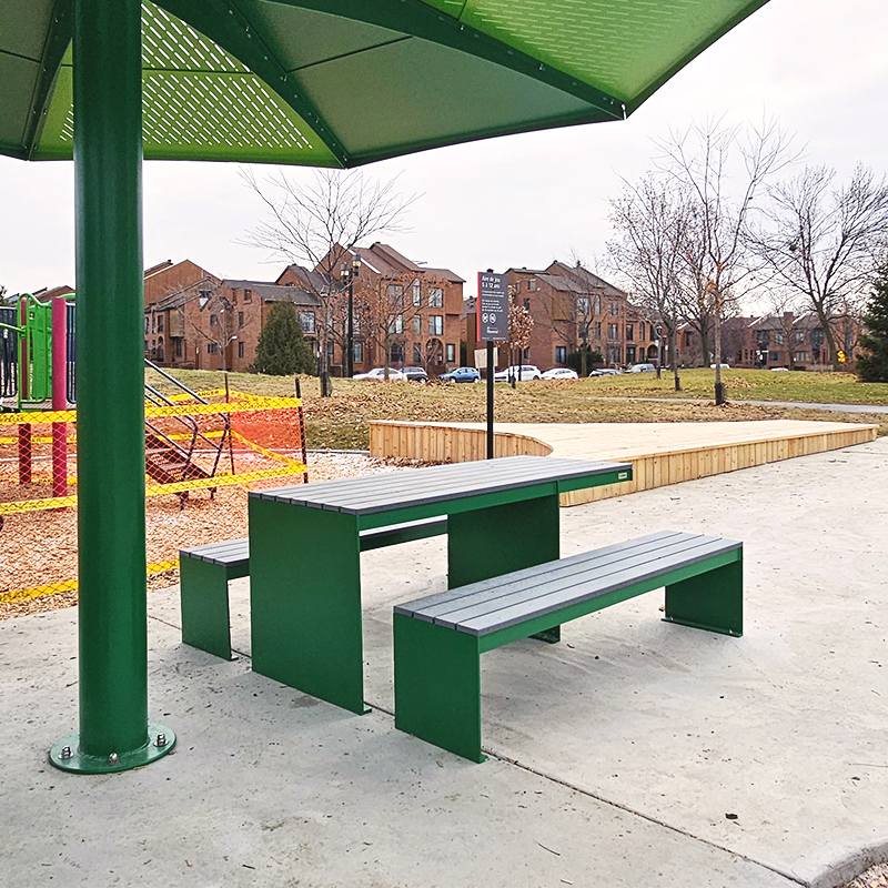 table pique-nique aux lignes droites- Urban picnic table with universal access.