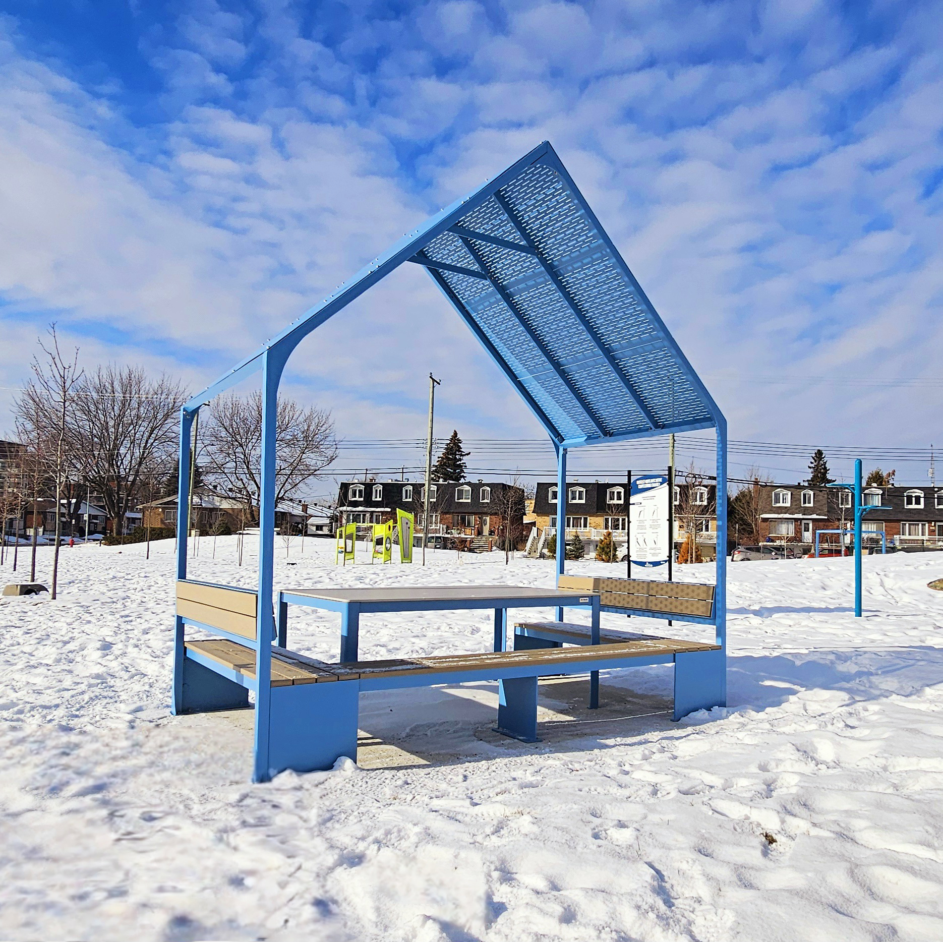 Table pique-nique avec un abri soleil ayant la forme d'une maisonnette. Mobilier urbain, scolaire ou corporatif pour espce collaboratif extérieur.