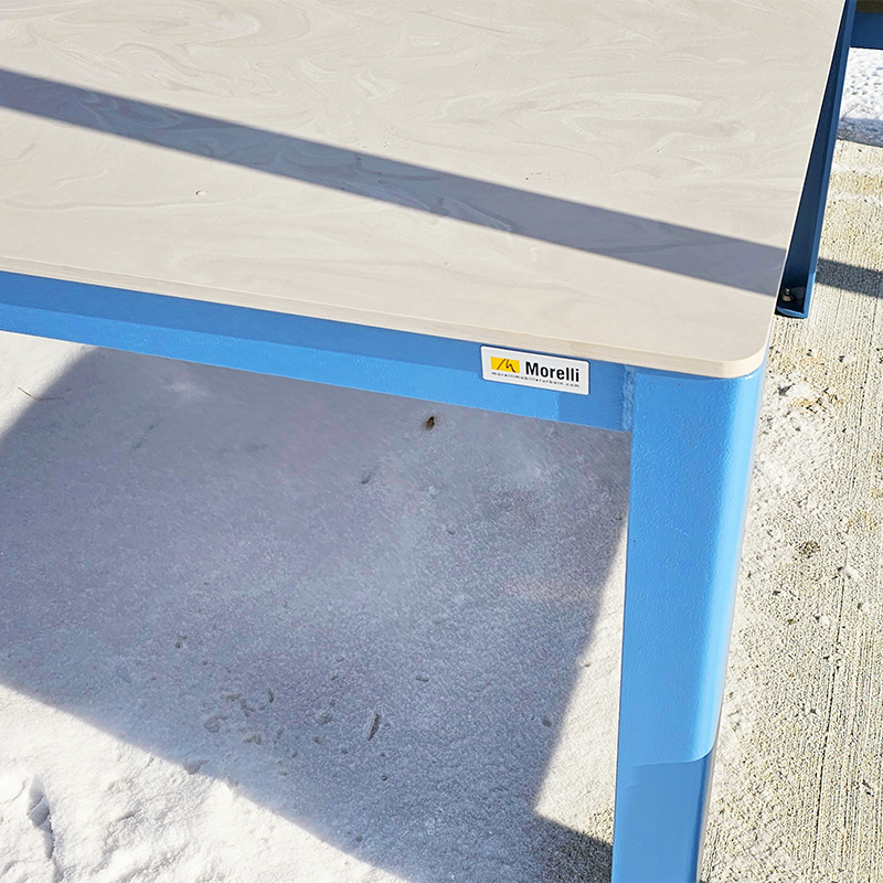 Table pique-nique avec un abri soleil ayant la forme d'une maisonnette. Mobilier urbain, scolaire ou corporatif pour espce collaboratif extérieur.