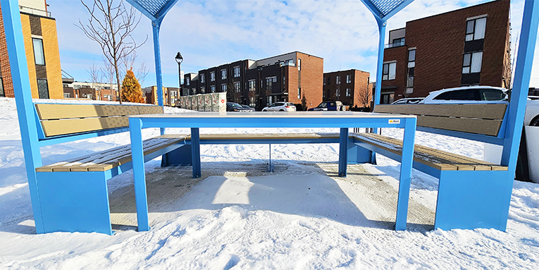 Table pique-nique avec un abri soleil ayant la forme d'une maisonnette. Mobilier urbain, scolaire ou corporatif pour espce collaboratif extérieur.