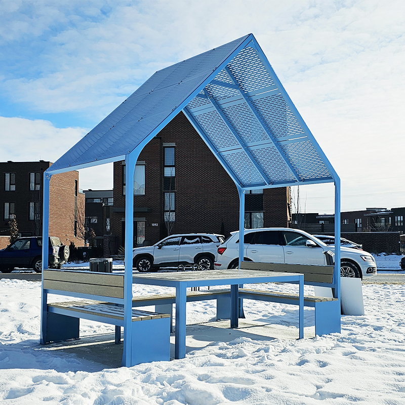 Table pique-nique avec un abri soleil ayant la forme d'une maisonnette. Mobilier urbain, scolaire ou corporatif pour espce collaboratif extérieur.