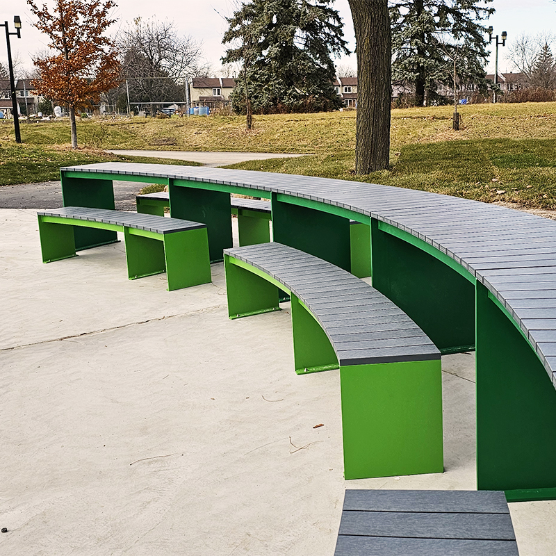 Curved picnic table with universal access - Table en arc de cercle modulaire avec accès universel