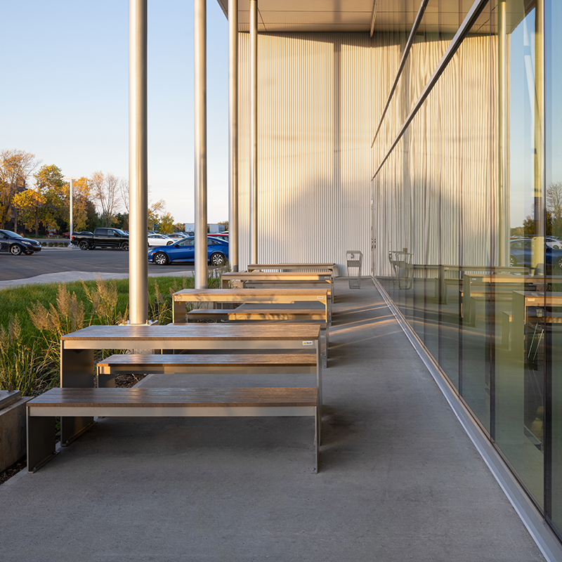 espace collaboratif extérieur,  aménagement terrasse extérieur pour employés, mobilier commercial, aménagement terrasse bureau, mobilier de terrasse pour entreprise