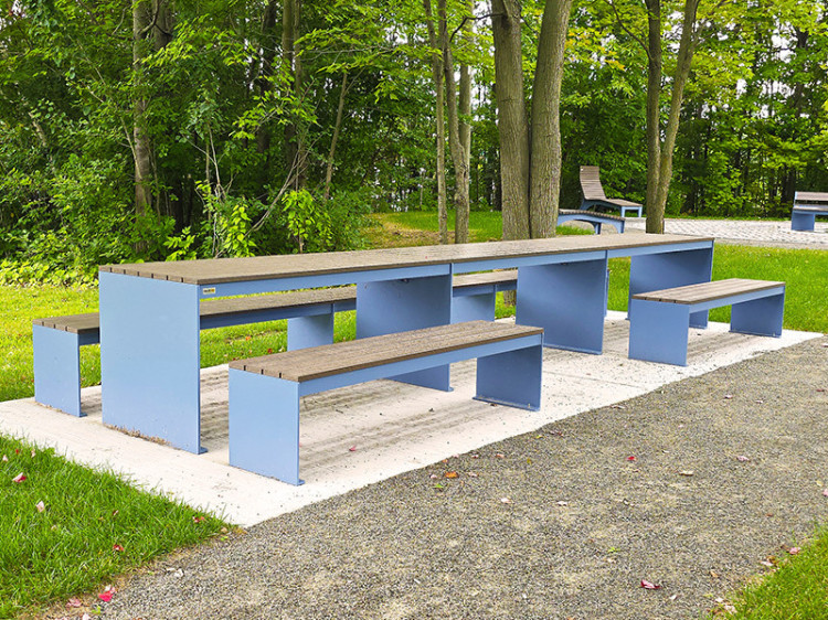 Table pique-nique modulaire, accès universel (PMR), mobilier urbain, table à pique-nique, table publique, banc public, mobilier espace public, mobilier extérieur, mobilier d'espace collaboratif extérieur, mobilier espace commercial, mobilier de parc, mobilier scolaire, station touristique, mobilier terrasse commerciale, mobilier place publique, mobilier toit-terrasse extérieur, mobilier modulaire urbain
Modular picnic table, universal access (ADA), urban furniture, street furniture, site furnishings, public table, public bench, modular picnic table, public space furniture, public square outdoor furniture, outdoor furniture, outdoor collaborative space furniture, commercial furniture, park furniture, school outdoor furniture, touristic station, Touristic site outdoor furniture, commercial terrace furniture, rooftop terrace furniture, urban modular furniture
