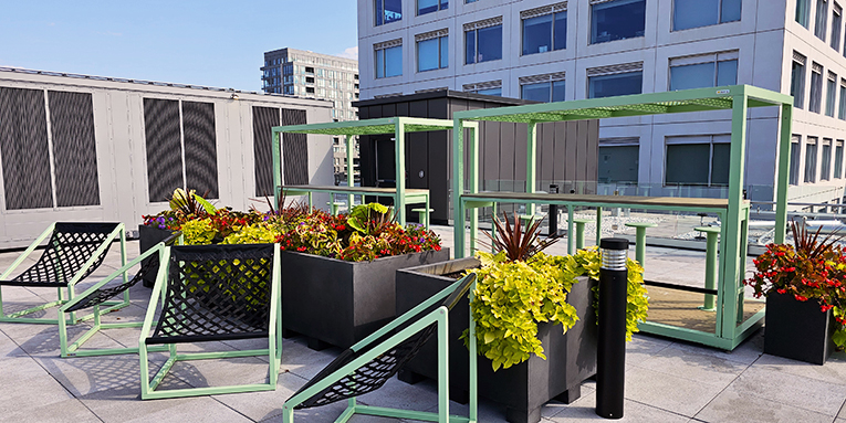 Rooftop furniture for businesses and commercial spaces, Outdoor collaborative furniture, Open-air relaxation area layout, Durable hammock chair for corporate terrace or rooftop, Weather-resistant outdoor furniture for informal meetings, Rooftop gathering and collaboration space, Outdoor break and conversation furniture, Set of lounge-style chairs for open-air meetings, Furniture for hotel rooftops.