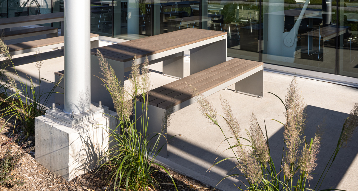 Table pique-nique modulaire, accès universel (PMR), mobilier urbain, table à pique-nique, table publique, banc public, mobilier espace public, mobilier extérieur, mobilier d'espace collaboratif extérieur, mobilier espace commercial, mobilier de parc, mobilier scolaire, station touristique, mobilier terrasse commerciale, mobilier place publique, mobilier toit-terrasse extérieur, mobilier modulaire urbain
Modular picnic table, universal access (ADA), urban furniture, street furniture, site furnishings, public table, public bench, modular picnic table, public space furniture, public square outdoor furniture, outdoor furniture, outdoor collaborative space furniture, commercial furniture, park furniture, school outdoor furniture, touristic station, Touristic site outdoor furniture, commercial terrace furniture, rooftop terrace furniture, urban modular furniture

