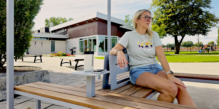 Banc modulaire urbain, accès universel (PMR), maisonnette, abri solaire, Abri de table de pique-nique, mobilier urbain, table à pique-nique, table publique, banc public, mobilier espace public, mobilier extérieur, mobilier d'espace collaboratif extérieur, mobilier espace commercial, mobilier de parc, mobilier scolaire, station touristique, mobilier terrasse commerciale, mobilier place publique, mobilier toit-terrasse extérieur, mobilier modulaire urbain
Urban modular bench, universal access (ADA), house, sunshade, solar shelter, Picnic table shelter, urban furniture, street furniture, site furnishings, public table, public bench, modular picnic table, public space furniture, public square outdoor furniture, outdoor furniture, outdoor collaborative space furniture, commercial furniture, park furniture, school outdoor furniture, touristic station, Touristic site outdoor furniture, commercial terrace furniture, rooftop terrace furniture, urban modular furniture