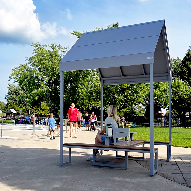 Banc modulaire urbain, accès universel (PMR), maisonnette, abri solaire, Abri de table de pique-nique, mobilier urbain, table à pique-nique, table publique, banc public, mobilier espace public, mobilier extérieur, mobilier d'espace collaboratif extérieur, mobilier espace commercial, mobilier de parc, mobilier scolaire, station touristique, mobilier terrasse commerciale, mobilier place publique, mobilier toit-terrasse extérieur, mobilier modulaire urbain
Urban modular bench, universal access (ADA), house, sunshade, solar shelter, Picnic table shelter, urban furniture, street furniture, site furnishings, public table, public bench, modular picnic table, public space furniture, public square outdoor furniture, outdoor furniture, outdoor collaborative space furniture, commercial furniture, park furniture, school outdoor furniture, touristic station, Touristic site outdoor furniture, commercial terrace furniture, rooftop terrace furniture, urban modular furniture

