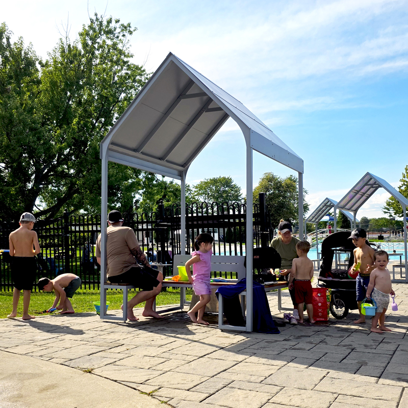 Banc modulaire urbain, accès universel (PMR), maisonnette, abri solaire, Abri de table de pique-nique, mobilier urbain, table à pique-nique, table publique, banc public, mobilier espace public, mobilier extérieur, mobilier d'espace collaboratif extérieur, mobilier espace commercial, mobilier de parc, mobilier scolaire, station touristique, mobilier terrasse commerciale, mobilier place publique, mobilier toit-terrasse extérieur, mobilier modulaire urbain
Urban modular bench, universal access (ADA), house, sunshade, solar shelter, Picnic table shelter, urban furniture, street furniture, site furnishings, public table, public bench, modular picnic table, public space furniture, public square outdoor furniture, outdoor furniture, outdoor collaborative space furniture, commercial furniture, park furniture, school outdoor furniture, touristic station, Touristic site outdoor furniture, commercial terrace furniture, rooftop terrace furniture, urban modular furniture