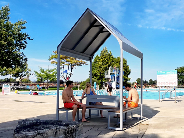 Banc modulaire urbain, accès universel (PMR), maisonnette, abri solaire, Abri de table de pique-nique, mobilier urbain, table à pique-nique, table publique, banc public, mobilier espace public, mobilier extérieur, mobilier d'espace collaboratif extérieur, mobilier espace commercial, mobilier de parc, mobilier scolaire, station touristique, mobilier terrasse commerciale, mobilier place publique, mobilier toit-terrasse extérieur, mobilier modulaire urbain Urban modular bench, universal access (ADA), house, sunshade, solar shelter, Picnic table shelter, urban furniture, street furniture, site furnishings, public table, public bench, modular picnic table, public space furniture, public square outdoor furniture, outdoor furniture, outdoor collaborative space furniture, commercial furniture, park furniture, school outdoor furniture, touristic station, Touristic site outdoor furniture, commercial terrace furniture, rooftop terrace furniture, urban modular furniture