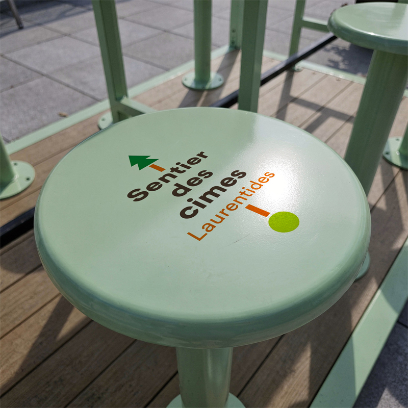 Cabana, table pique-nique modulaire, accès universel (PMR), abri solaire, abri de table de pique-nique, table bistro, tabourets hauts, mobilier urbain, table à pique-nique, table public, banc public, mobilier espace public, mobilier extérieur, mobilier d'espace collaboratif extérieur, mobilier espace commercial, mobilier de parc, mobilier scolaire, station touristique, mobilier terrasse commerciale, mobilier place publique, mobilier toit-terrasse extérieur, mobilier modulaire urbain
Cabana, modular picnic table, universal access (ADA), sunshade, solar shelter, picnic table shelter, bar table, high stools urban furniture, street furniture, site furnishings, public table, public bench, modular picnic table, public space furniture, public square outdoor furniture, outdoor furniture, outdoor collaborative space furniture, commercial furniture, park furniture, school outdoor furniture, touristic station, Touristic site outdoor furniture, commercial terrace furniture, rooftop terrace furniture, urban modular furniture
