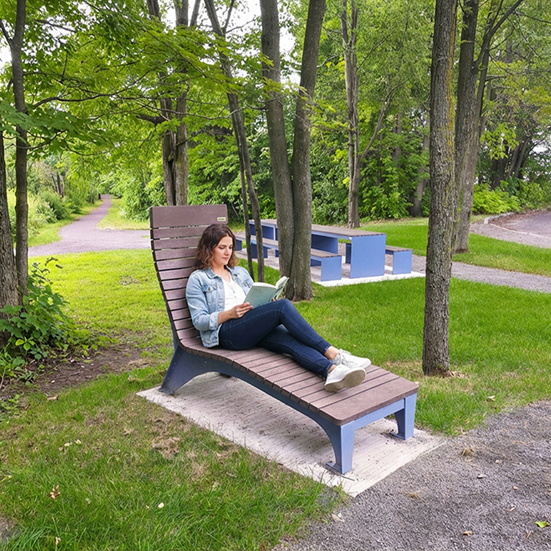 Chaise longue urbaine, méridienne urbaine, mobilier urbain, banc public, mobilier espace public, mobilier extérieur, mobilier d'espace collaboratif extérieur, mobilier espace commercial, mobilier de parc, mobilier scolaire, station touristique, mobilier terrasse commerciale, mobilier place publique, mobilier toit-terrasse extérieur, mobilier modulaire urbain
Urban lounge chair, urban resting platform, urban furniture, street furniture, site furnishings, public bench, public space furniture, public square outdoor furniture, outdoor furniture, outdoor collaborative space furniture, commercial furniture, park furniture, school outdoor furniture, touristic station, Touristic site outdoor furniture, commercial terrace furniture, rooftop terrace furniture, urban modular furniture