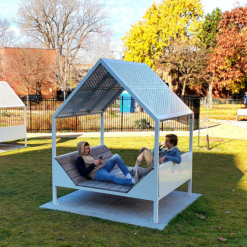 Chaise longue urbaine, méridienne urbaine, plateforme chaise longue, maisonnette, abri solaire, abri de pique-nique, mobilier urbain, banc public, mobilier espace public, mobilier extérieur, mobilier d'espace collaboratif extérieur, mobilier espace commercial, mobilier de parc, mobilier scolaire, station touristique, mobilier terrasse commerciale, mobilier place publique, mobilier toit-terrasse extérieur, mobilier modulaire urbain
Urban lounge chair, urban resting platform, house, sunshade, solar shelter, picnic shelter, urban furniture, street furniture, site furnishings, public bench, public space furniture, public square outdoor furniture, outdoor furniture, outdoor collaborative space furniture, commercial furniture, park furniture, school outdoor furniture, touristic station, touristic site outdoor furniture, commercial terrace furniture, rooftop terrace furniture, urban modular furniture